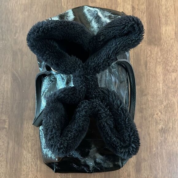 LAURA DI MAGGIO patent crinkled and Shearling hand bag Black color. - Picture 4 of 12